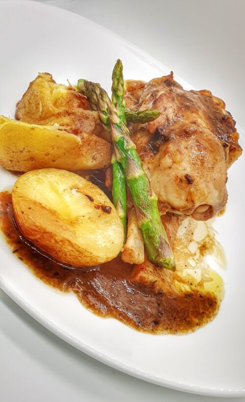 Venta on line de Medio Codillo con Patatas. Envase en bandeja de 1 Kg congelado.