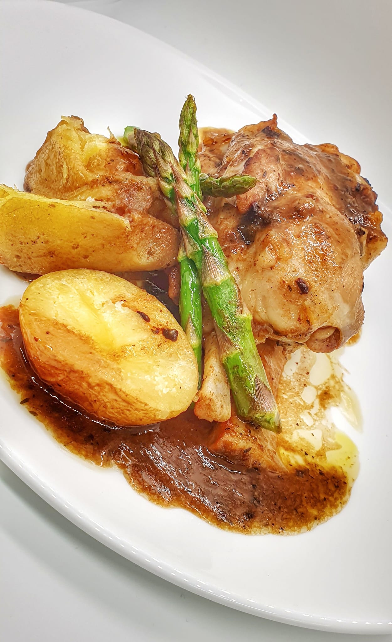 Venta on line de Medio Codillo con Patatas. Envase en bandeja de 1 Kg congelado.